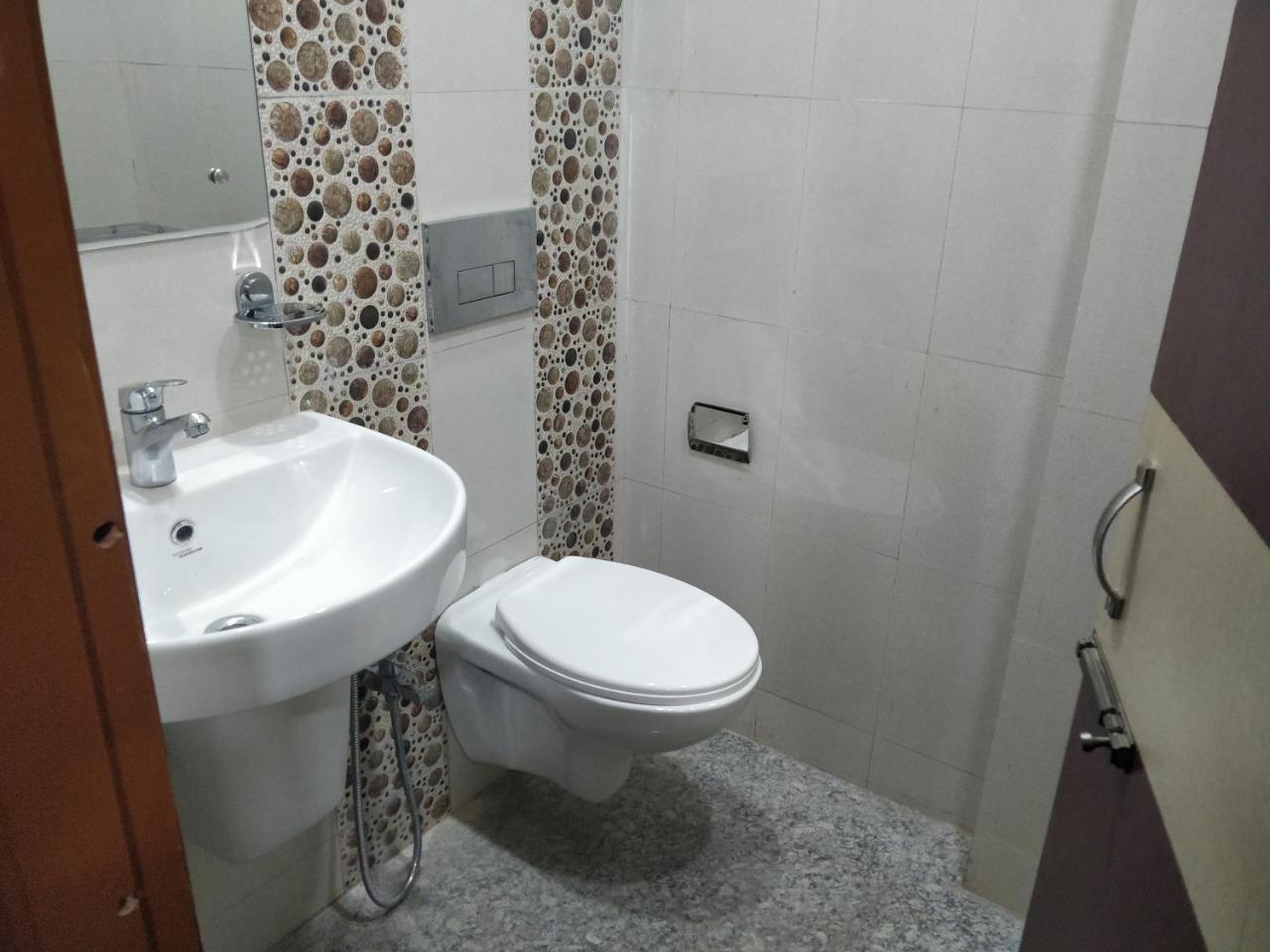 Oyo 16871 Anant Home Stay Shillong Esterno foto