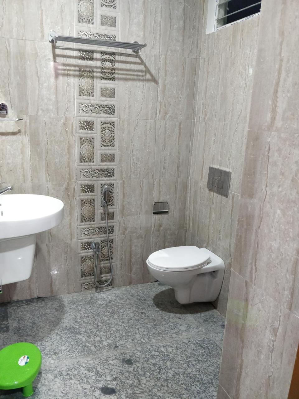 Oyo 16871 Anant Home Stay Shillong Esterno foto